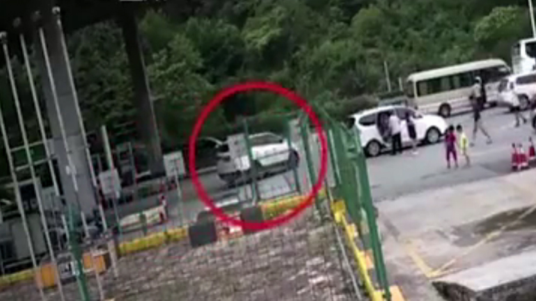 Πήγαν για βενζίνη και ξέχασαν το παιδί τους!